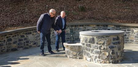 Mirna, grajski vodnjak, Filip POvse in DUsan Skerbis, foto Lapego (1)